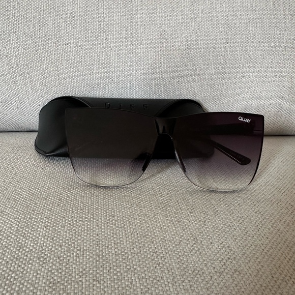 Quay Come Thru Womens Sunglasses- Oversized Black Gradient. With case! - Picture 4 of 5